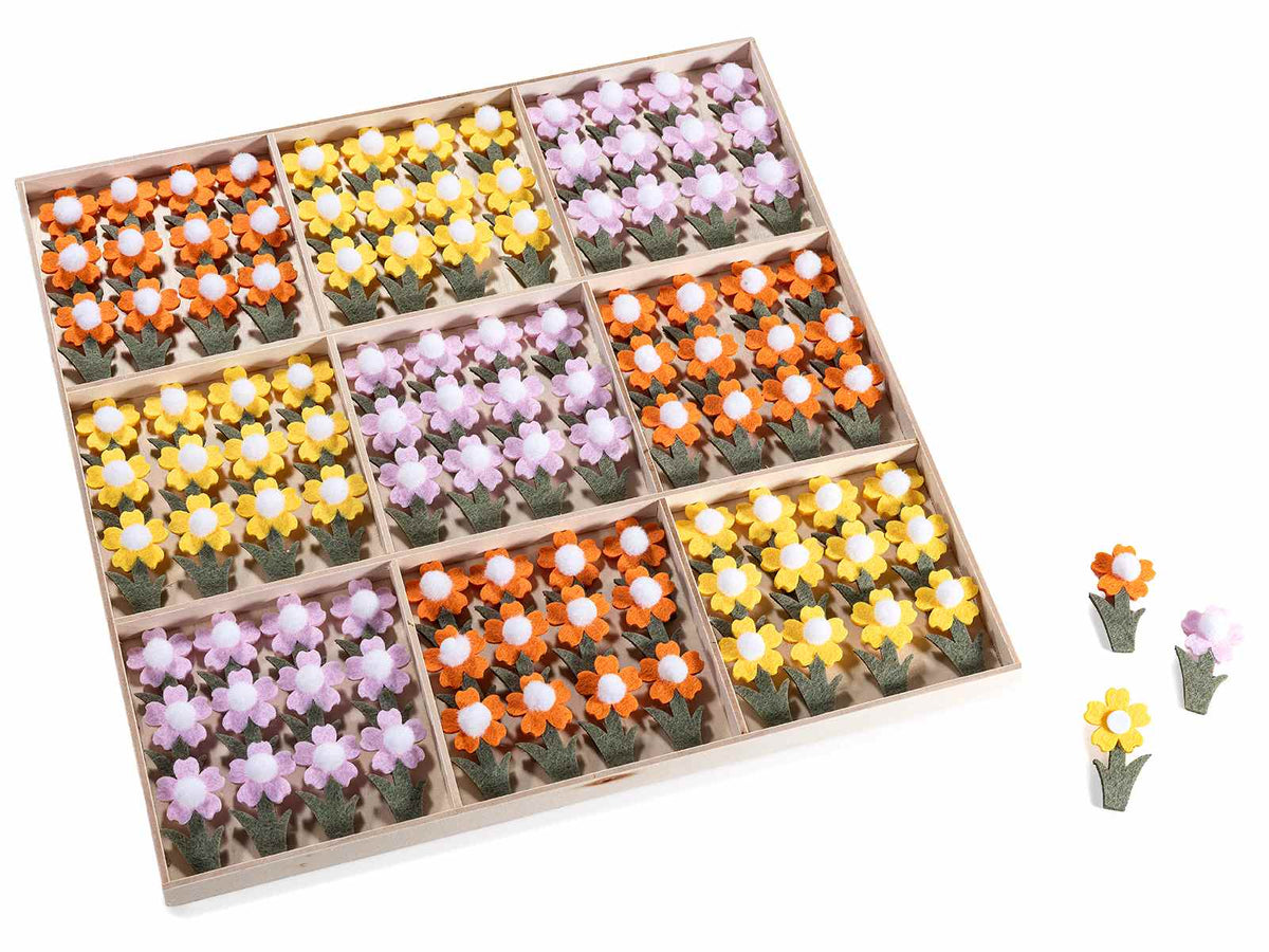 Fiorellini in panno colorato con biadesivo in espositore da 108 pezzi, set da 2 pezzi, cm 2,5 x 4,5 H