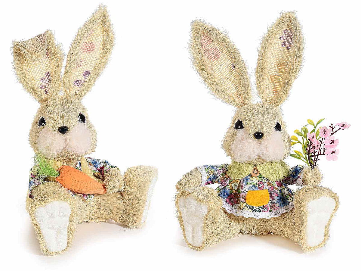 Coniglietti pasquali seduti in fibra naturale con fiori e carota decorativa, set da 2 pezzi, cm18x13x26H (orecc.estese)