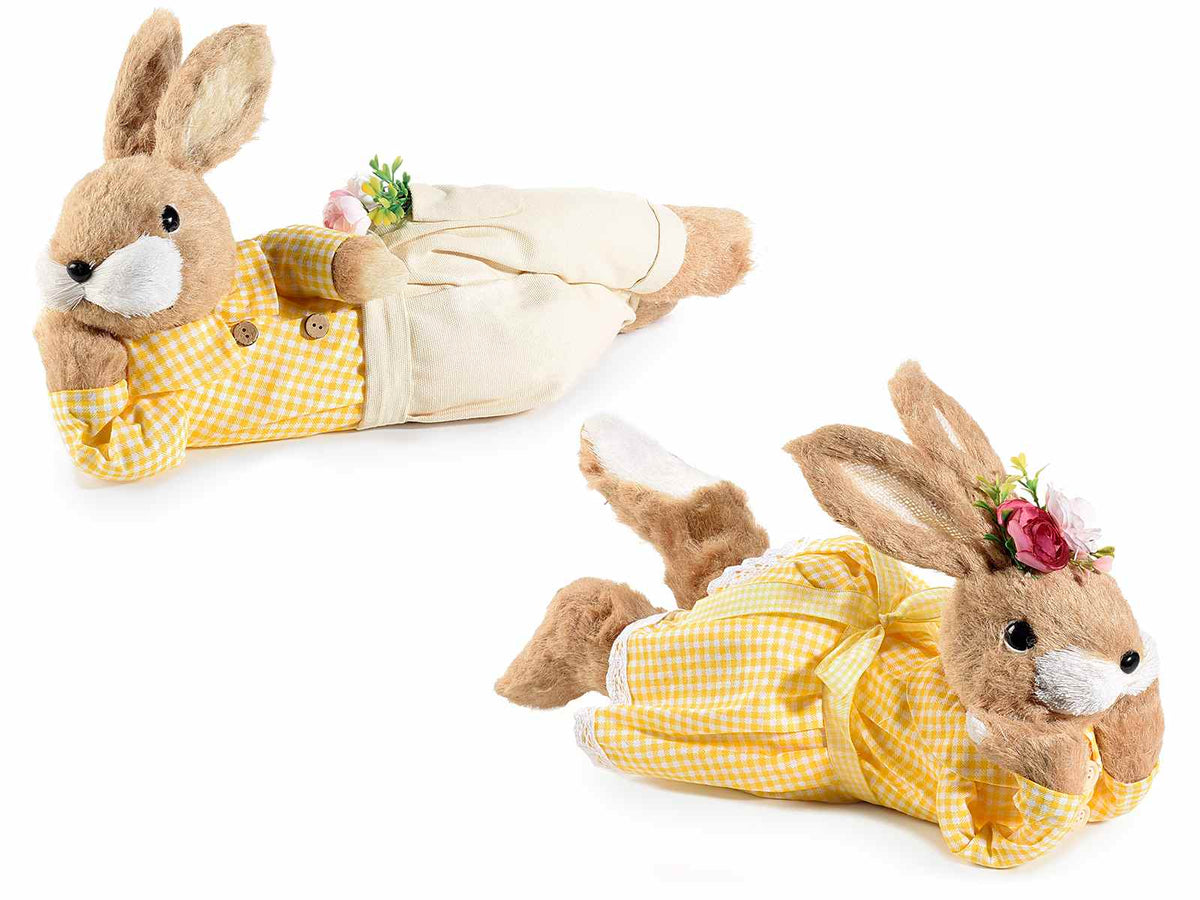 Conigli di Pasqua in fibra sdraiati pensierosi con abiti in stoffa, set da 2 pezzi, cm40x14x26H (orecc.estese)
