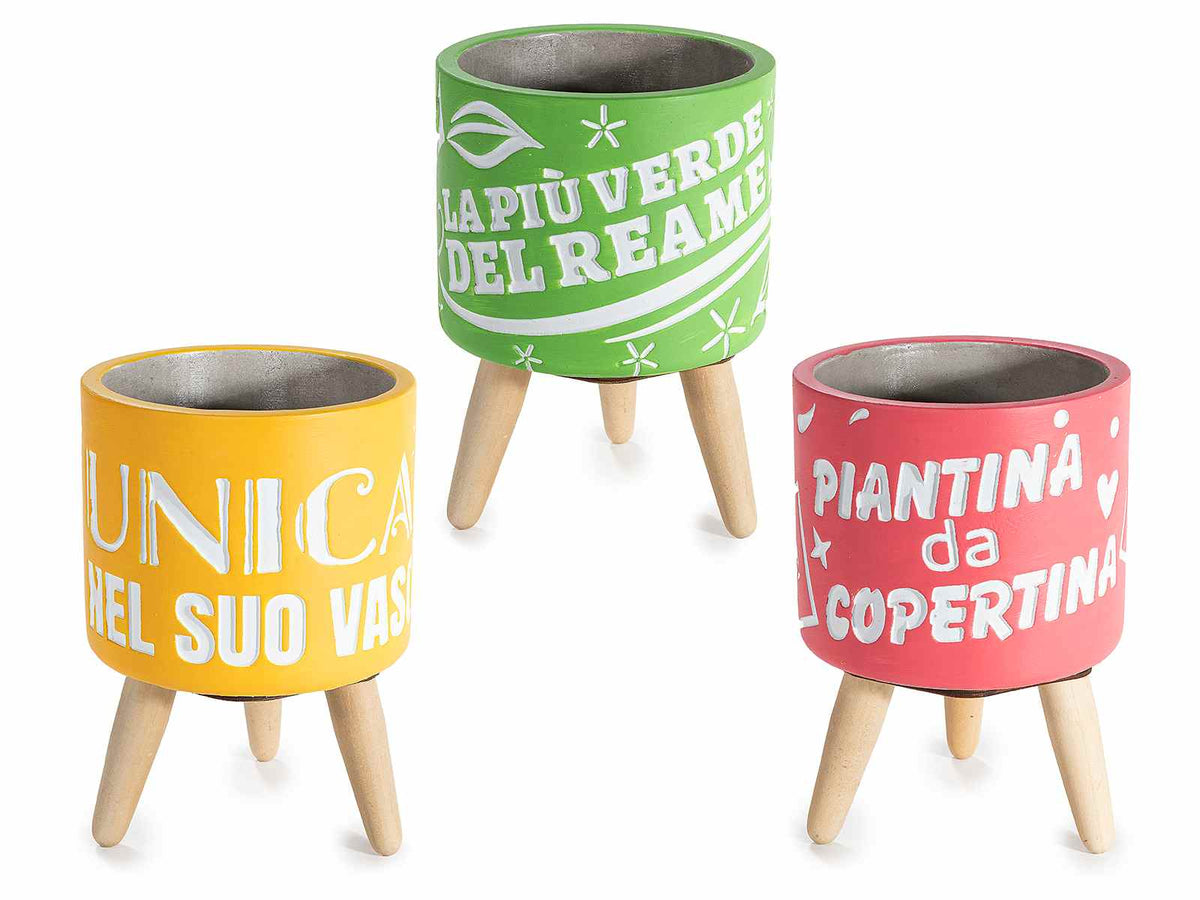 Vasi colorato in cemento su treppiede in legno con decori e scritte simpatiche, set da 6 pezzi, Ø 11 cm x 16 H